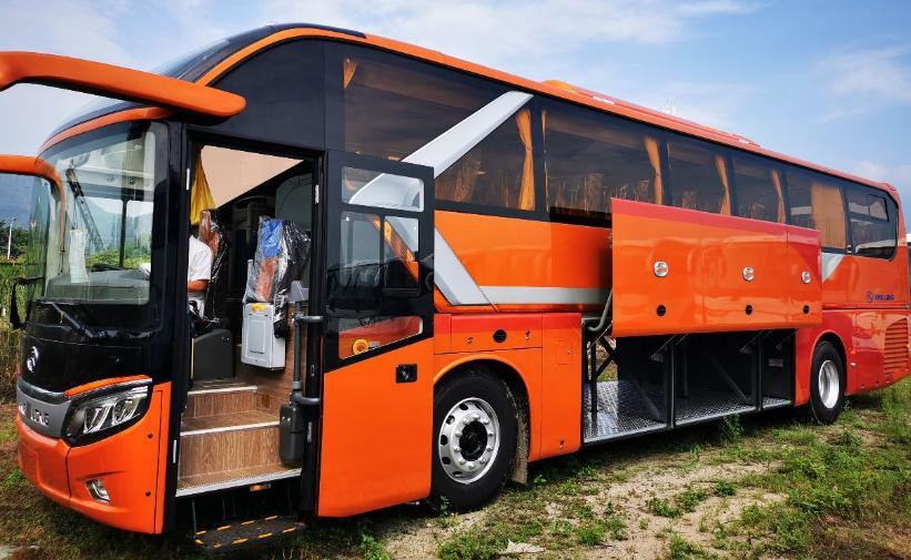 2021 বছর 53 আসনের নতুন আগমন Kinglong XMQ6127cy ডিজেল ইঞ্জিন RHD স্টিয়ারিং সহ নতুন কোচ বাস