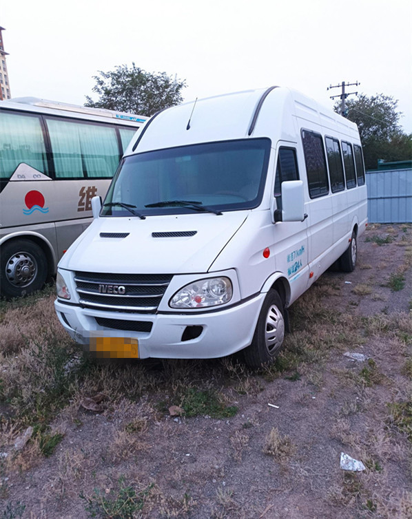 2017 সাল 23 আসনের Iveco ব্যবহার করা বাসে চামড়ার আসনের এয়ার কন্ডিশনার ভাল অবস্থায় আছে