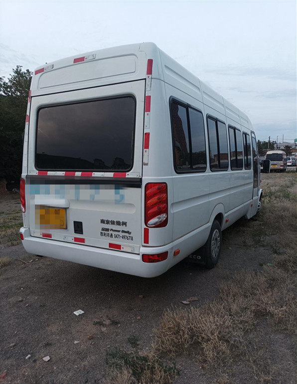 2017 সাল 23 আসনের Iveco ব্যবহার করা বাসে চামড়ার আসনের এয়ার কন্ডিশনার ভাল অবস্থায় আছে