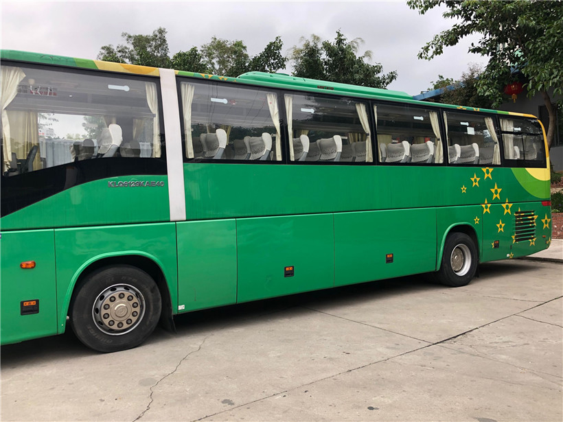 লাক্সারি কোচ বাস সেকেন্ড হ্যান্ড 51 সিটের Rhd Lhd ডিজেল বাস কিংলং কোয়ালিটি ভালো অবস্থার বাস