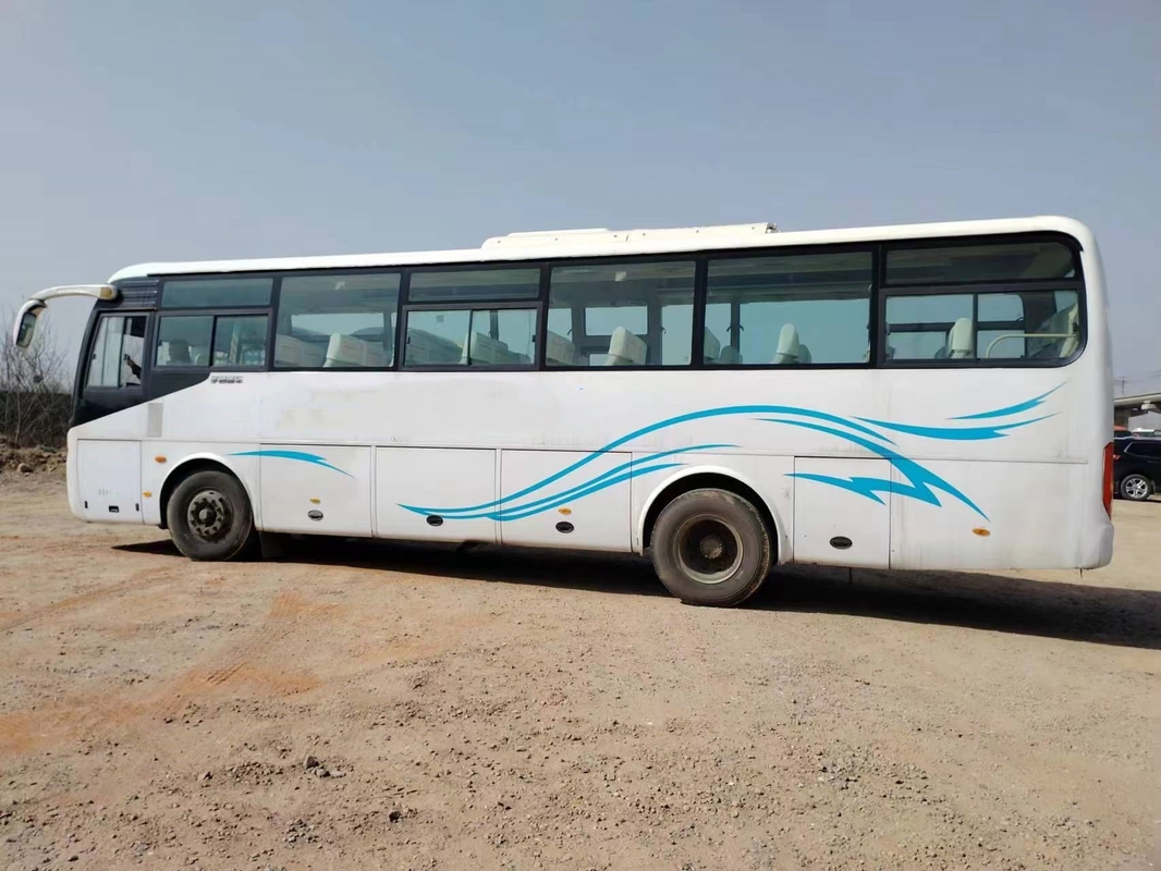 সেকেন্ড হ্যান্ড মাইক্রোবাস 43 আসনের ডাবল দরজা সাদা রঙ ব্যবহার করা ইউটং বাস ZK6102D Yuchai ইঞ্জিন