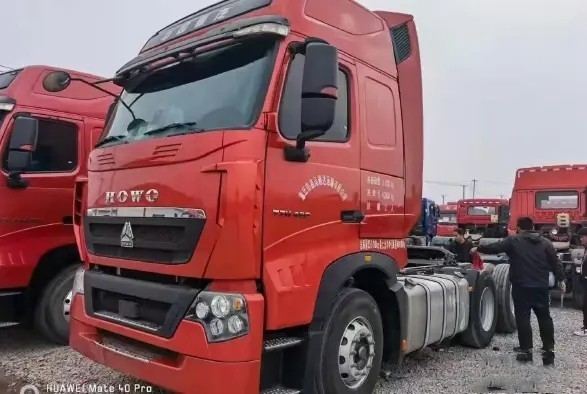 2য় হ্যান্ড ট্রেলার 3 আসন 6×4 ড্রাইভ মোড 460hp HOWO ট্র্যাক্টর ট্রেলার লাল রঙের 10 টায়ার