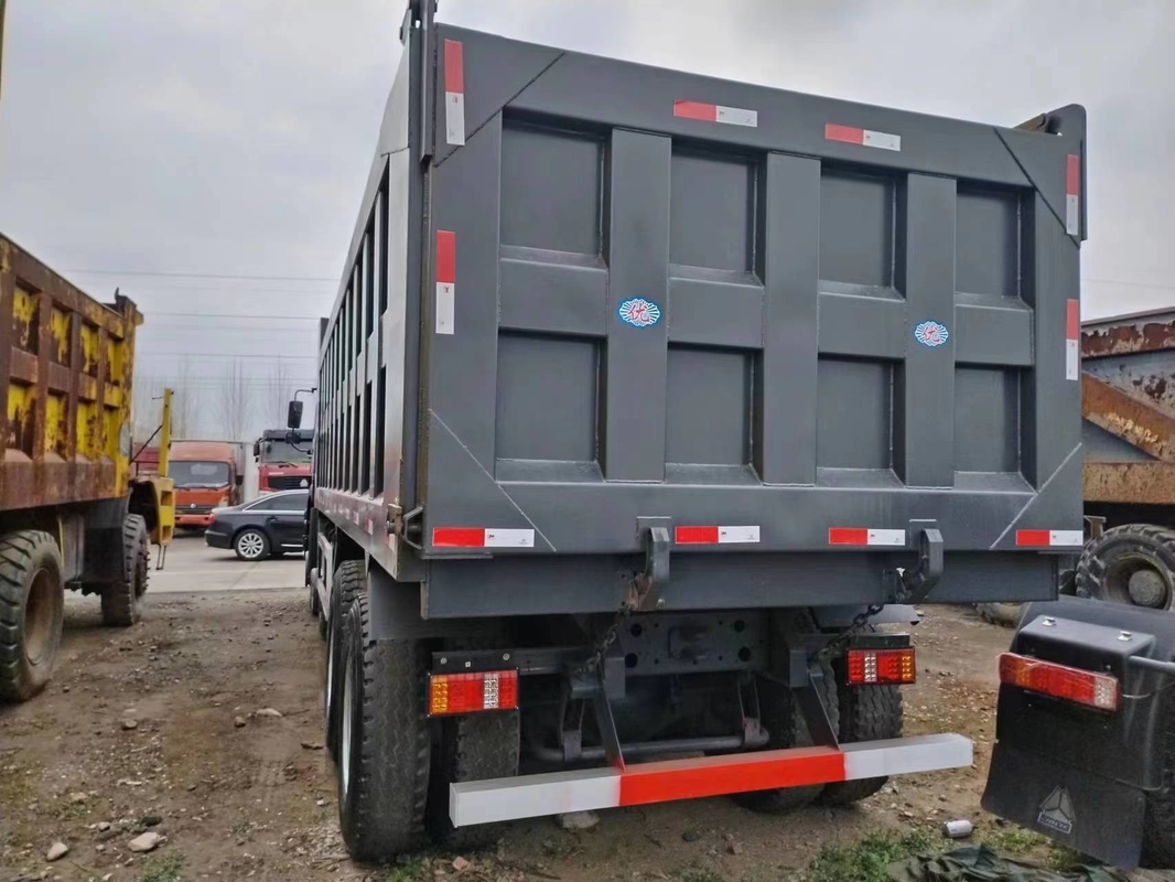 সেকেন্ড হ্যান্ড টিপার ট্রাক ব্ল্যাক কালার 371hp 8×4 HOWO ZZ3317 ফ্ল্যাট রুফ কেবিন রেটেড লোড 15.5t