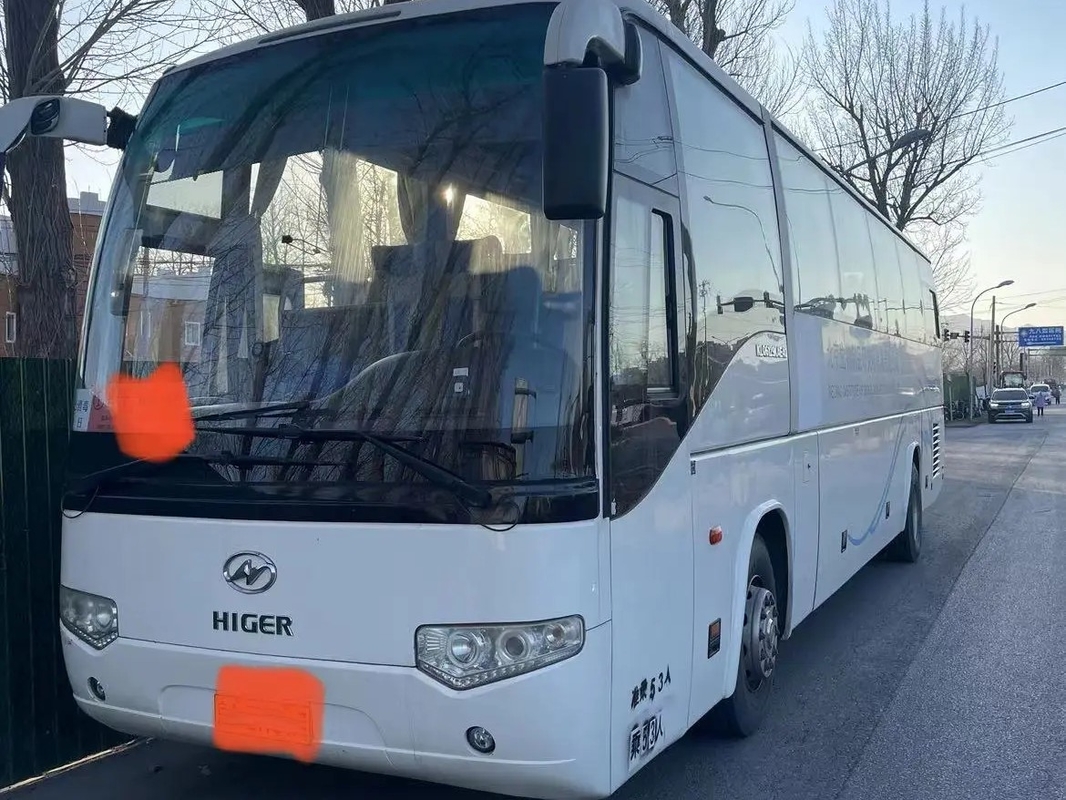 ব্যবহৃত যাত্রীবাহী বাস EURO IV 53 আসনের এয়ার কন্ডিশনার 330hp ইঞ্জিন 12 মিটার সাদা রঙ দ্বিতীয় হাত KLQ6129