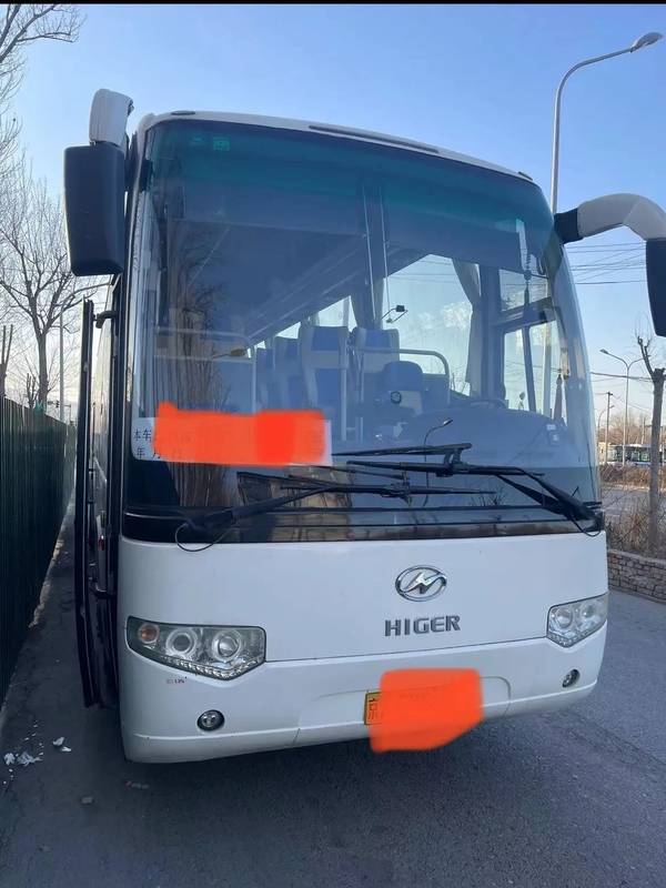 ব্যবহৃত যাত্রীবাহী বাস EURO IV 53 আসনের এয়ার কন্ডিশনার 330hp ইঞ্জিন 12 মিটার সাদা রঙ দ্বিতীয় হাত KLQ6129