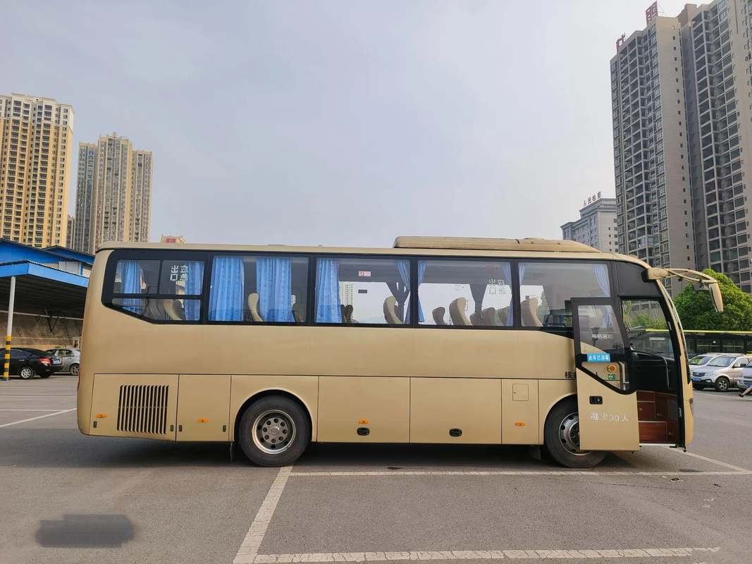 ব্যবহৃত ট্রানজিট বাস গোল্ডেন কালার 30 সিট KLQ6882 সিঙ্গেল ডোর 6 সিলিন্ডার ইঞ্জিন এয়ার কন্ডিশনার ব্যবহৃত হাইগার বাস