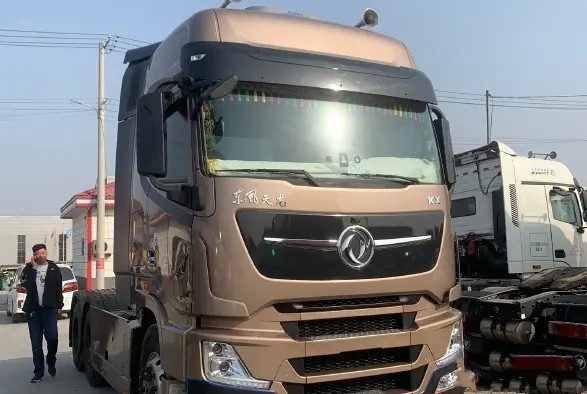 ব্যবহৃত ট্রাক্টর ট্রেলার কামিন্স ইঞ্জিন 600hp ২য় হ্যান্ড ডংফেং ট্রাক্টর হেড 6×4 ড্রাইভ মোড LHD/RHD