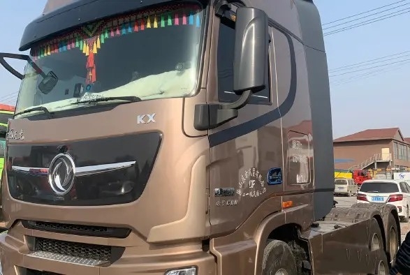 ব্যবহৃত ট্রাক্টর ট্রেলার কামিন্স ইঞ্জিন 600hp ২য় হ্যান্ড ডংফেং ট্রাক্টর হেড 6×4 ড্রাইভ মোড LHD/RHD