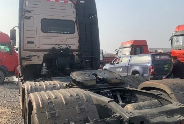 ব্যবহৃত ট্রাক্টর ট্রেলার কামিন্স ইঞ্জিন 600hp ২য় হ্যান্ড ডংফেং ট্রাক্টর হেড 6×4 ড্রাইভ মোড LHD/RHD