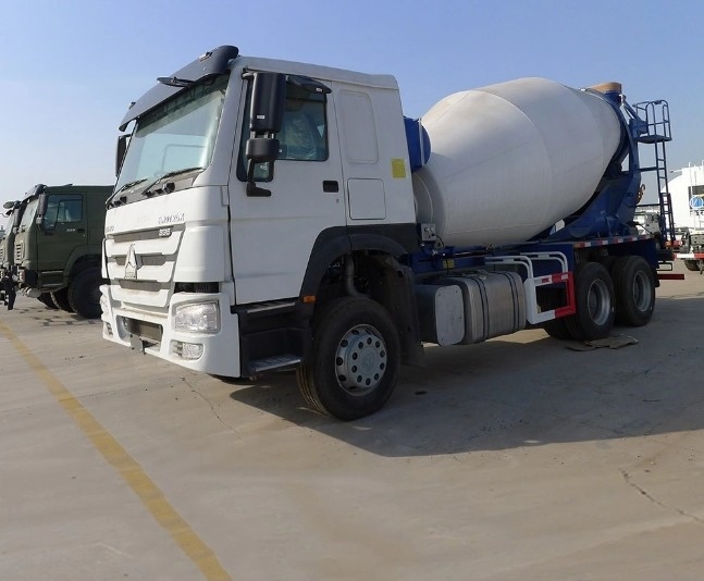 ব্যবহৃত এবং নতুন সিনোট্রাক HOWO 4X2 6X4 8cbm 10cbm 12cbm কংক্রিট সিমেন্ট মিশ্রণকারী ট্রাক বিক্রয়ের জন্য