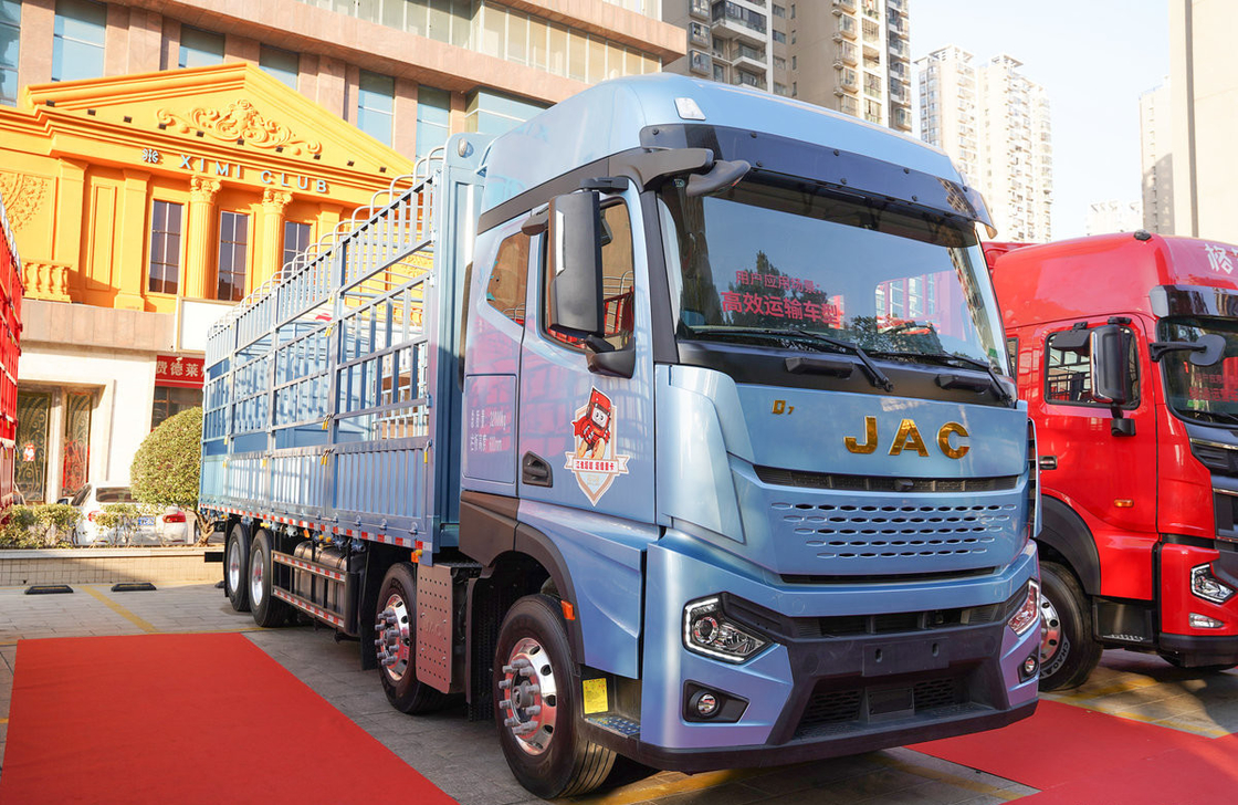 কার্গো ট্রাক ব্যবহৃত 8 * 4 জেএসি বেড়া বক্স 560hp কামিন্স ইঞ্জিন জেডএফ গিয়ারবক্স উচ্চ ছাদ ক্যাব