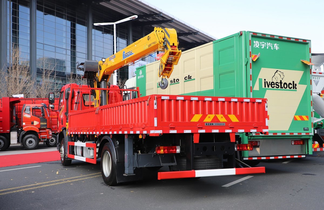 পিকআপ ট্রাক মাউন্টেড ক্রেন FAW J6L 220hp XCMG সোজা আর্ম ক্রেন 8 টন ব্র্যান্ড নতুন