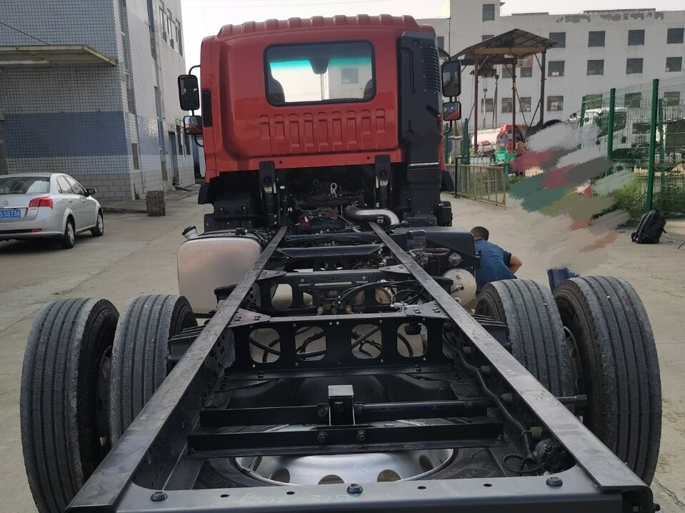 10 টন কার্গো ট্রাক চ্যাসি 4 * 2 ডাবল রিয়ার টায়ার ইউরো 3 কামিন্স ইঞ্জিন 5150 হুইলবেস