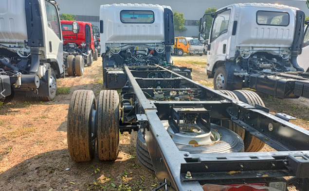 একক সারির কার্গো ট্রাক ইসুজু 10 টন 4 × 2 ট্রাক 5.5 মিটার লম্বা বাক্স ইউরো 4 ফ্ল্যাট ক্যাব