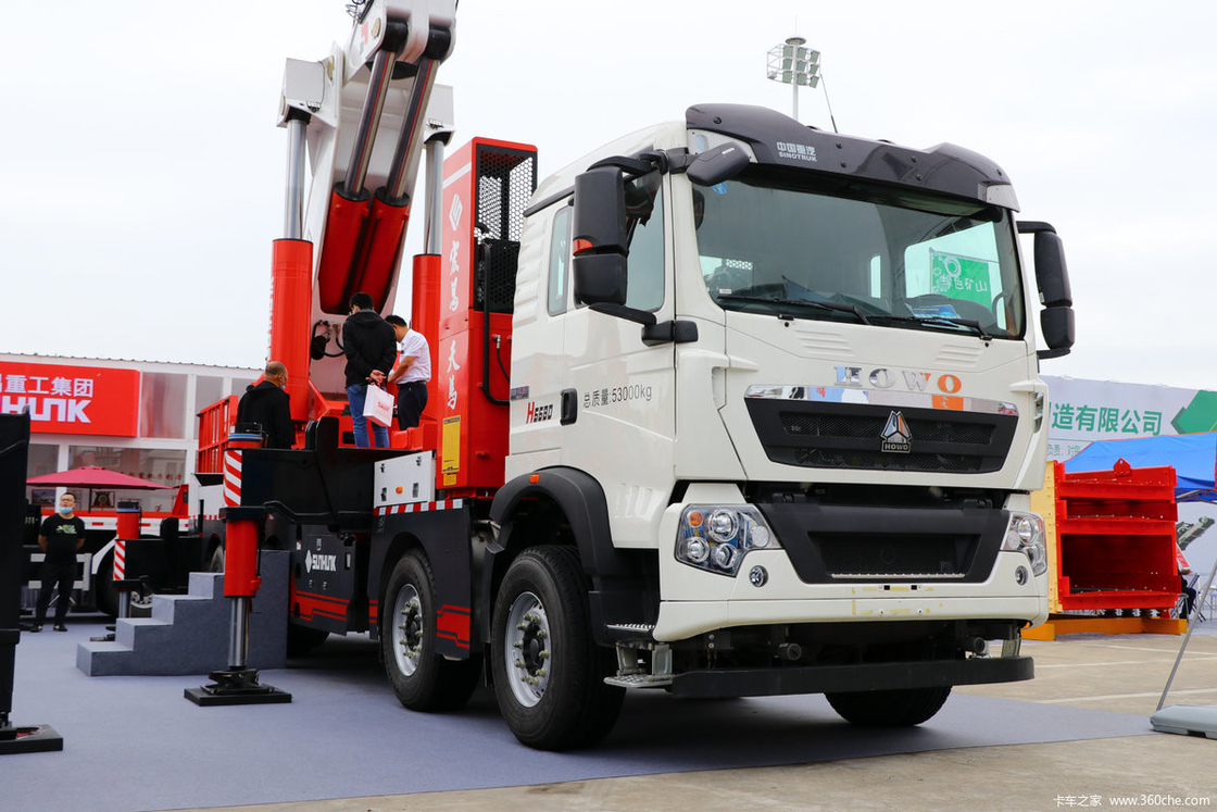 100 টন ট্রাক মাউন্ট ক্রেন হাও 10 * 4 চ্যাসি 440hp নখ আর্ম ক্রেন 135 টন উত্তোলন