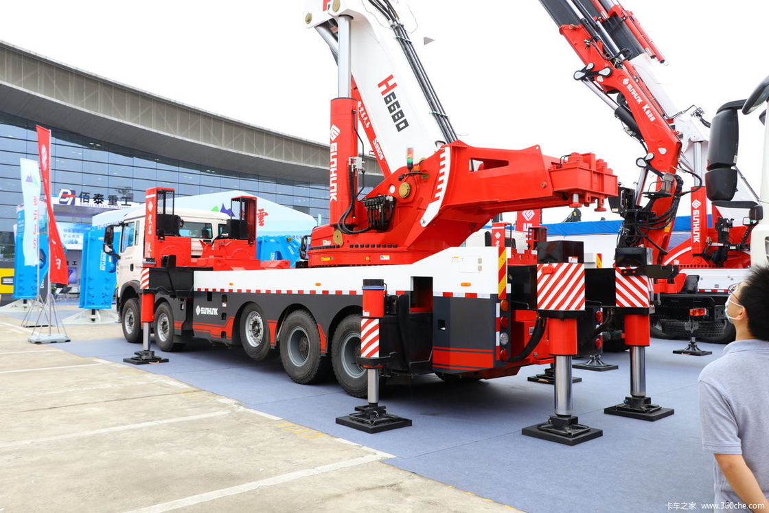 100 টন ট্রাক মাউন্ট ক্রেন হাও 10 * 4 চ্যাসি 440hp নখ আর্ম ক্রেন 135 টন উত্তোলন