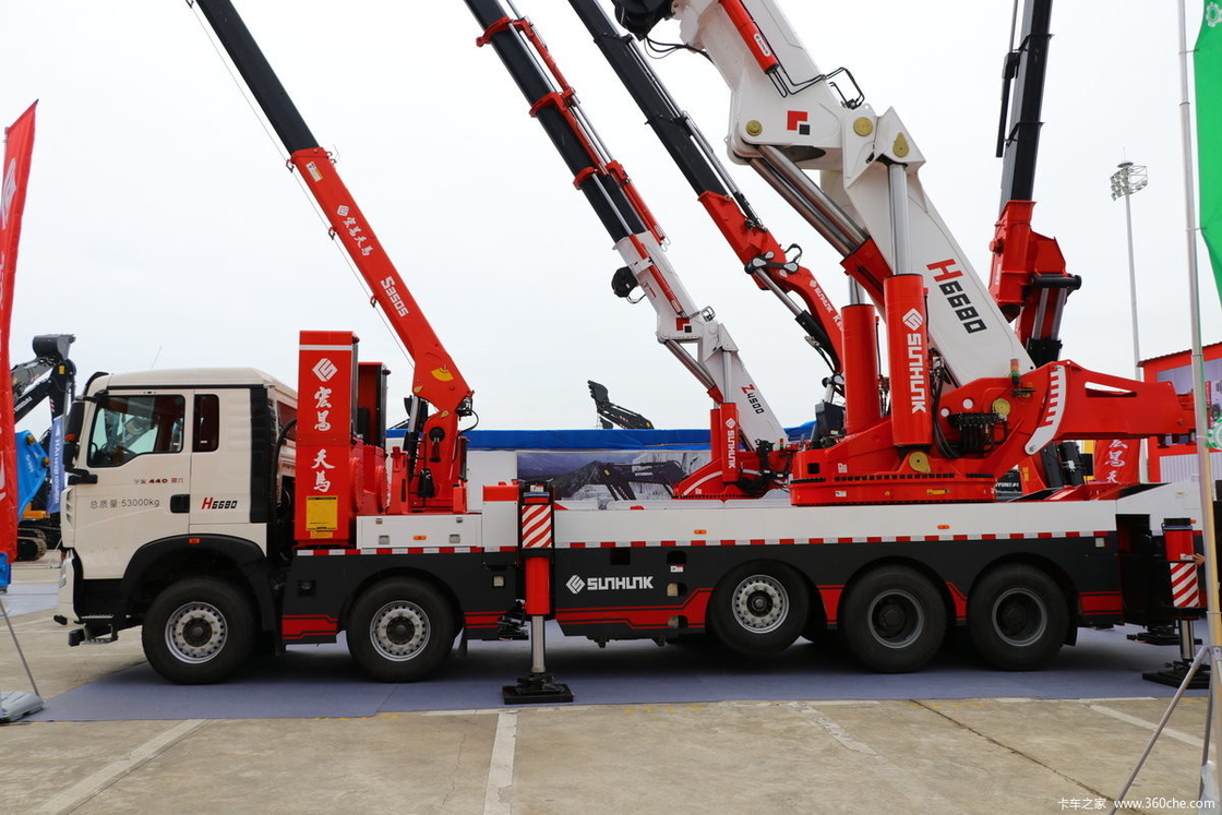 100 টন ট্রাক মাউন্ট ক্রেন হাও 10 * 4 চ্যাসি 440hp নখ আর্ম ক্রেন 135 টন উত্তোলন