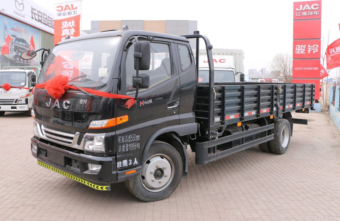 নতুন লাইট কার্গো ট্রাক কালো রঙ 145hp ডিজেল ইঞ্জিন লোডিং 8 টন একক এবং অর্ধেক ক্যাব