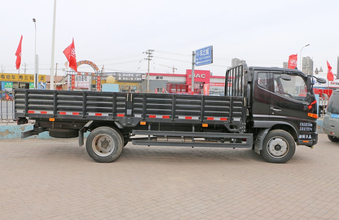 নতুন লাইট কার্গো ট্রাক কালো রঙ 145hp ডিজেল ইঞ্জিন লোডিং 8 টন একক এবং অর্ধেক ক্যাব
