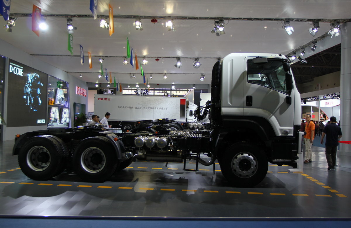 ট্রাক ট্যাক্টর ফ্ল্যাট ছাদ কেবিন ISUZU হর্স হেড ট্রেলার 6 * 4 ড্রাইভ মোড 350hp ইউরো 4 নির্গমন