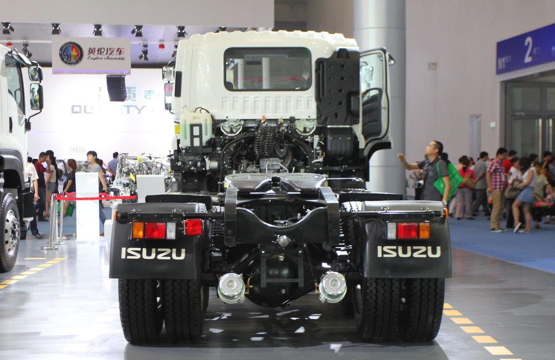 ট্রাক ট্যাক্টর ফ্ল্যাট ছাদ কেবিন ISUZU হর্স হেড ট্রেলার 6 * 4 ড্রাইভ মোড 350hp ইউরো 4 নির্গমন
