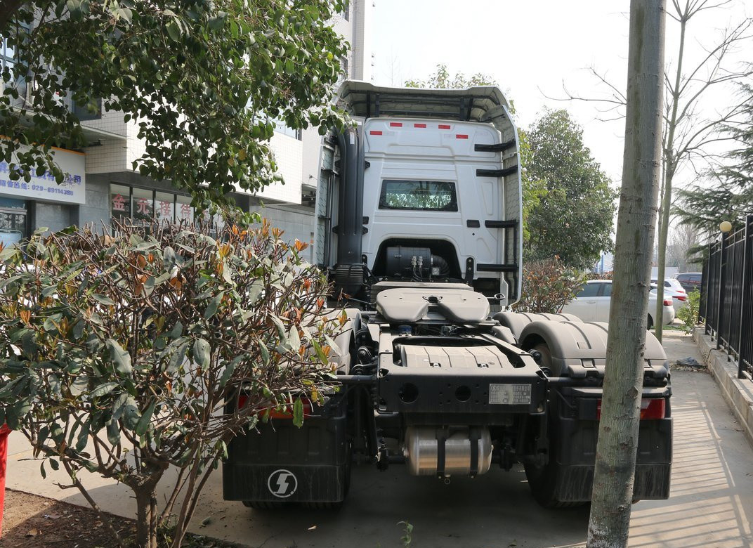ট্রেলার হেড ট্রাক সাদা রঙ 6 * 4 শ্যাকম্যান এইচ 6000 কামিন্স 490hp ইঞ্জিন 10 টায়ার পাতা স্প্রিং