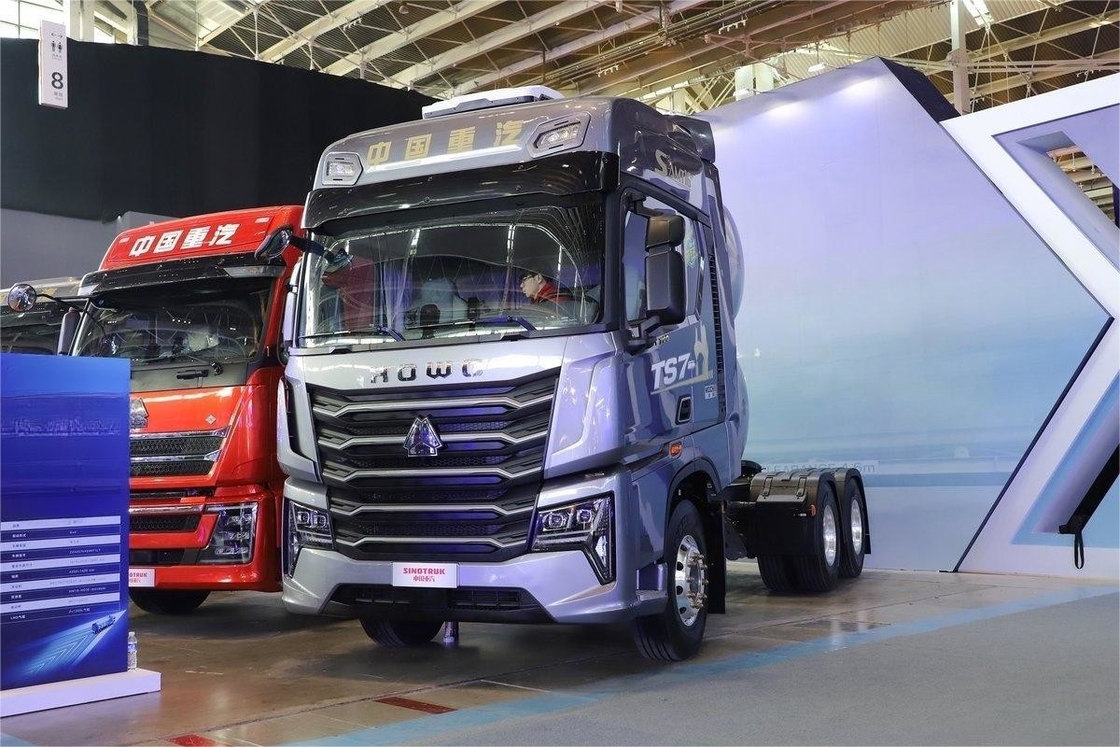 HOWO TS7 ভারী ট্রাক 700HP 6X4 হাইড্রোলিক বাফার এলএনজি স্বয়ংক্রিয় ট্রান্সমিশন উচ্চ ছাদ ট্র্যাক্টর