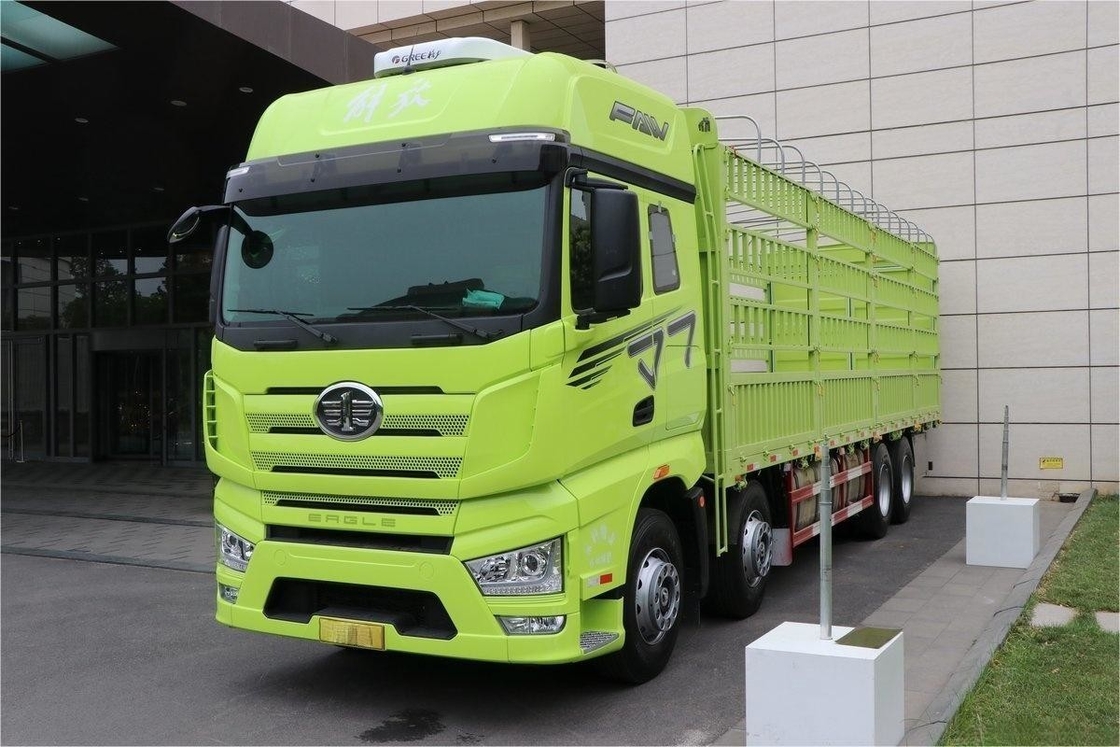 জিয়াফাং ভারী বেড়া ট্রাক সবুজ বডি উচ্চ ছাদ 460HP 8X4 9.4m 12-স্পিড ডিজেল ট্রাক