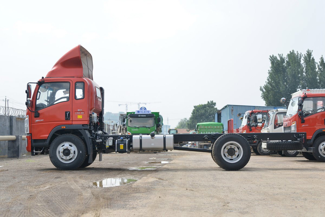 সিনোট্রুক হাই ছাদ ডিফ্লেক্টর 190hp হাও ট্রাক চ্যাসি 5.75m বেড়া ট্রাক সঙ্গে ইনস্টল করা যেতে পারে