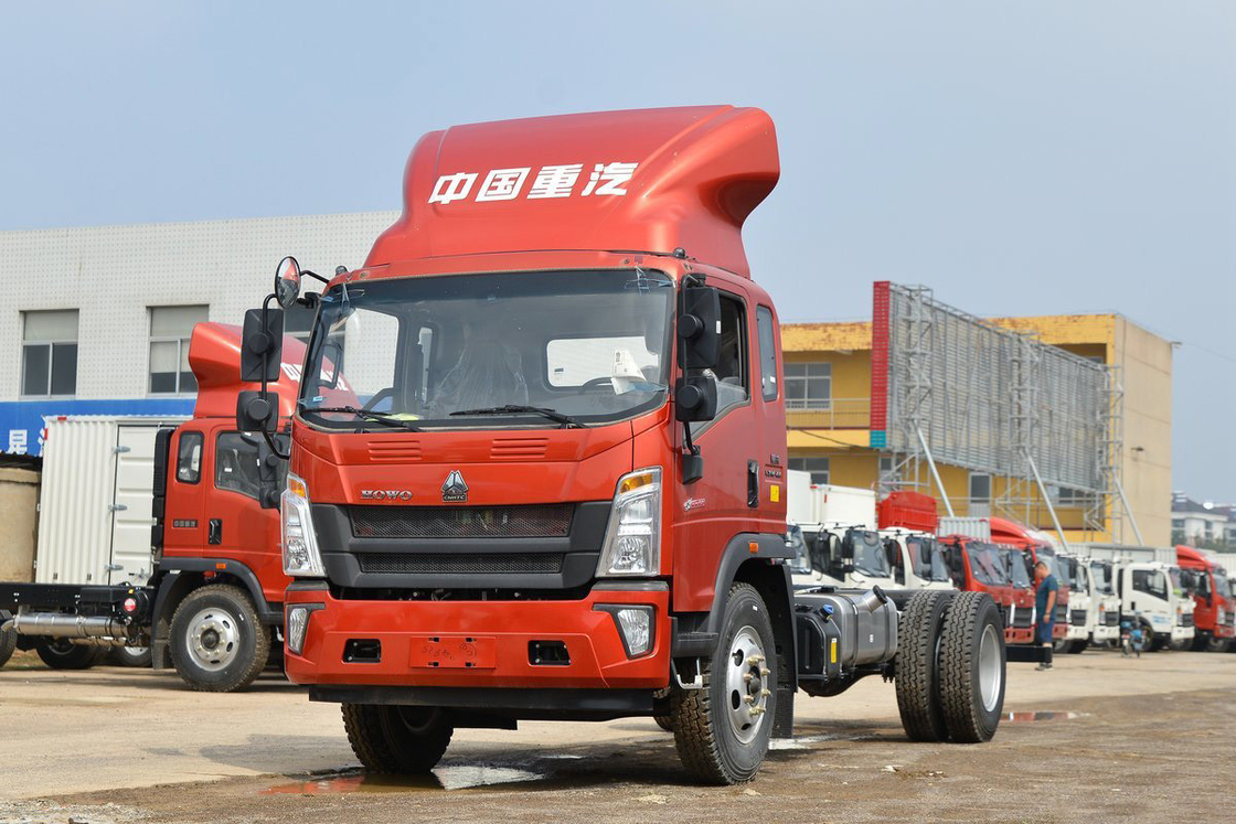 সিনোট্রুক হাই ছাদ ডিফ্লেক্টর 190hp হাও ট্রাক চ্যাসি 5.75m বেড়া ট্রাক সঙ্গে ইনস্টল করা যেতে পারে