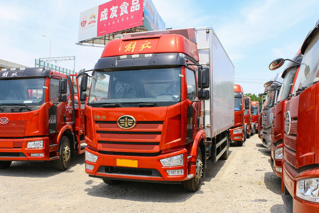 FAW Jiefang CA5180 J6L রেফ্রিজারেটেড ট্রাক ডিজেল 240HP 4X2 6m কার্গো বক্স ডাবল পার্শ্ব দরজা এবং একক পার্শ্ব দরজা