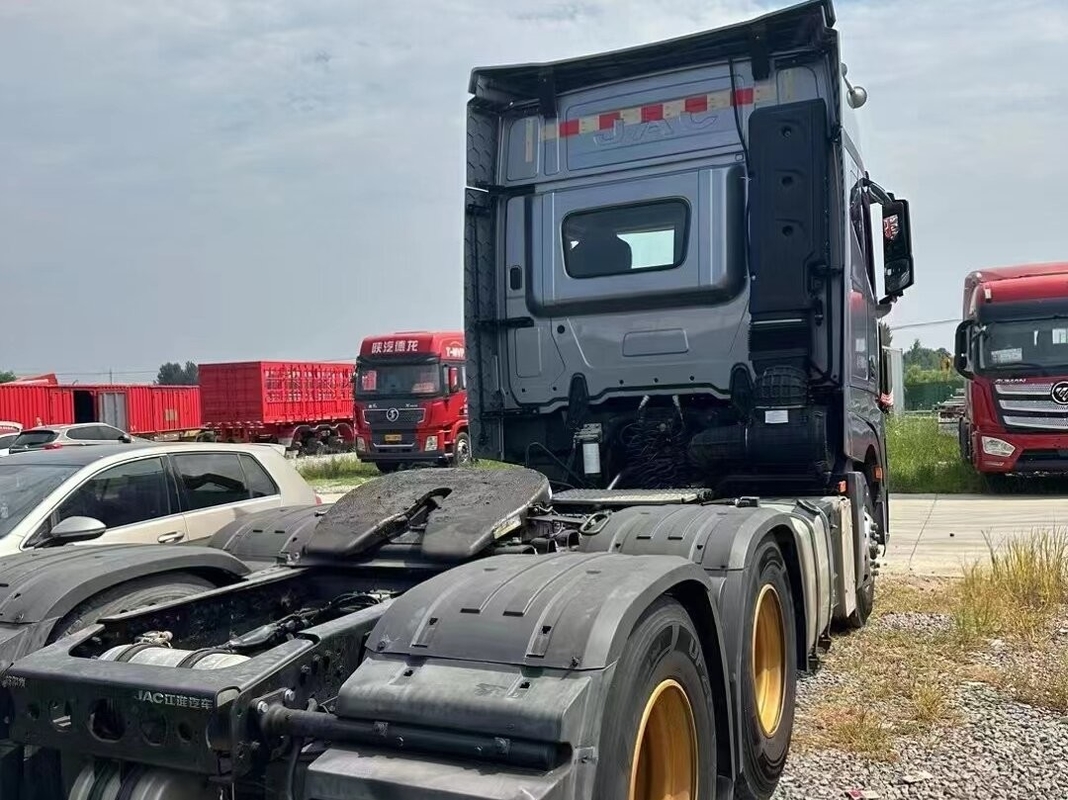 JAC K7 স্বয়ংক্রিয় ZF ট্রান্সমিশন জন্য ব্যবহৃত ভারী দায়িত্ব ট্র্যাক্টর হেড ট্রাক 6 * 4 স্লিপার সঙ্গে 540hp
