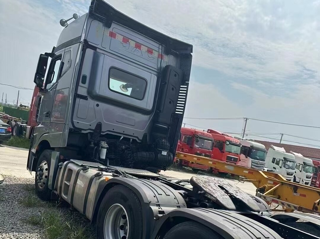 JAC K7 স্বয়ংক্রিয় ZF ট্রান্সমিশন জন্য ব্যবহৃত ভারী দায়িত্ব ট্র্যাক্টর হেড ট্রাক 6 * 4 স্লিপার সঙ্গে 540hp