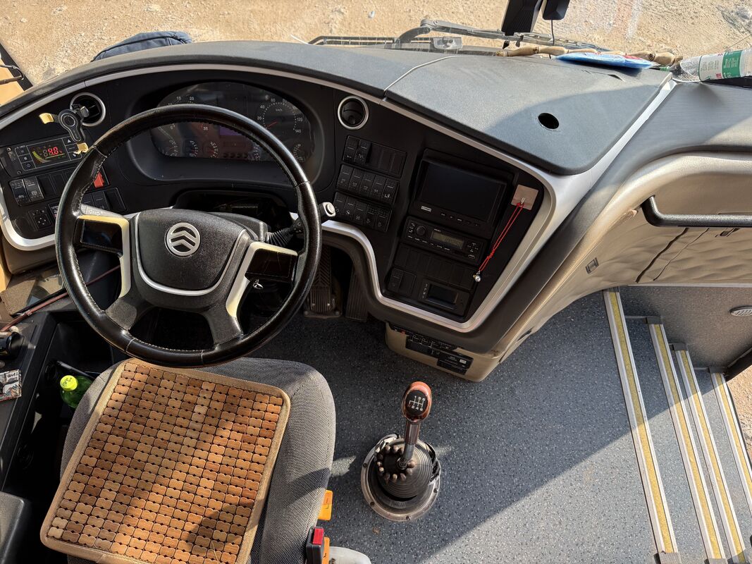 ব্যবহৃত ডিজেল কিংলং বাস ৫০ আসনের বিলাসবহুল লিফস্প্রিং ওয়েচাই ইঞ্জিন স্কুল ট্যুর কমিউটার কোচ