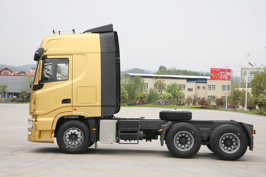 6x4 ড্রাইভ মোড ব্যবহৃত ট্রাক্টর ট্রাক DONGFENG ব্র্যান্ড ইউরো তৃতীয় নির্গমন স্ট্যান্ডার্ড