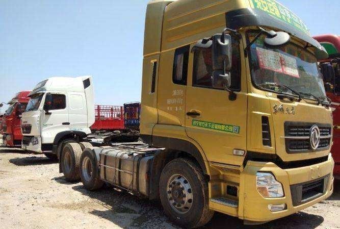 6x4 ড্রাইভ মোড ব্যবহৃত ট্রাক্টর ট্রাক DONGFENG ব্র্যান্ড ইউরো তৃতীয় নির্গমন স্ট্যান্ডার্ড