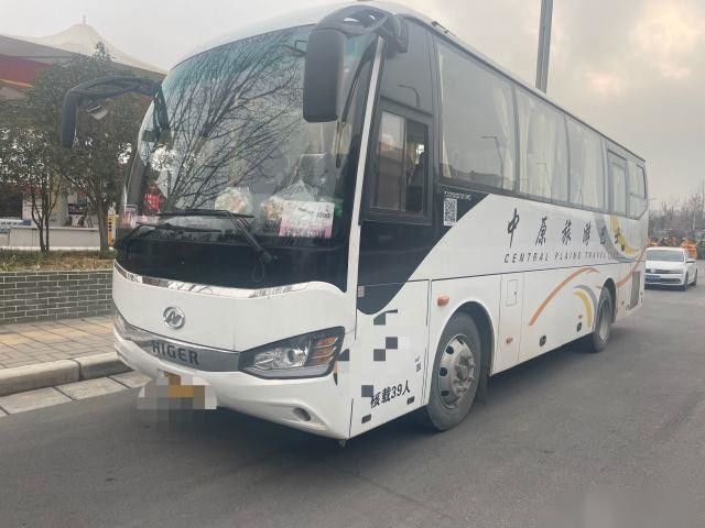 ব্যবহৃত হাইগার বাসের মডেল KLQ6882 39 আসন ইস্পাত চ্যাসিস ব্যবহৃত যাত্রীবাহী বাস ইউচাই রিয়ার ইঞ্জিন 162kw একক দরজা বাম স্টিয়ার