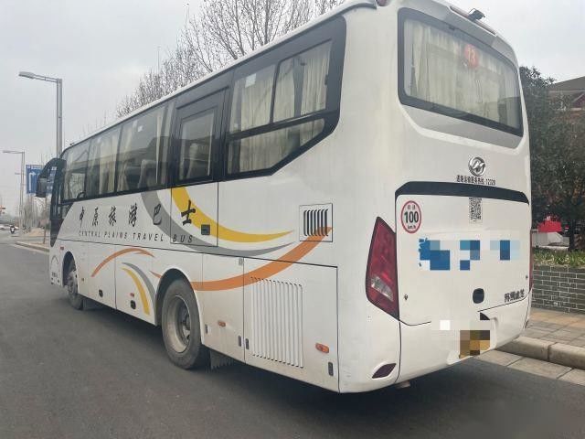 ব্যবহৃত হাইগার বাসের মডেল KLQ6882 39 আসন ইস্পাত চ্যাসিস ব্যবহৃত যাত্রীবাহী বাস ইউচাই রিয়ার ইঞ্জিন 162kw একক দরজা বাম স্টিয়ার