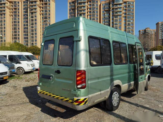 ব্যবহৃত মিনি বাস 17 সিট ব্র্যান্ড IVECO 2.8T ডিজেল ইঞ্জিন বৈদ্যুতিক গেট ইউরো III
