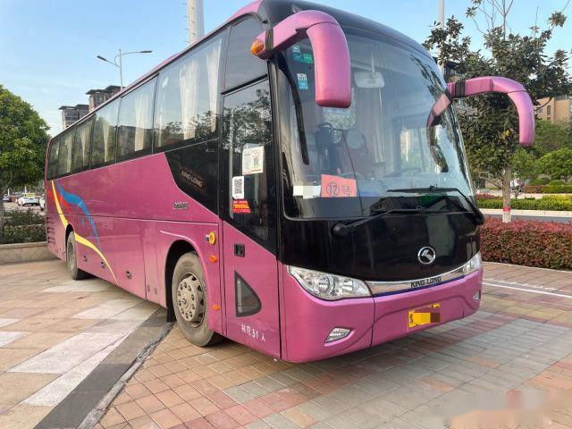 ব্যবহৃত ট্যুর বাস মডেল এক্সএমকিউ 6113 51 আসন ইস্পাত চ্যাসিস ইউচাই ইঞ্জিন ইউরো IV 270 কেডব্লিউ