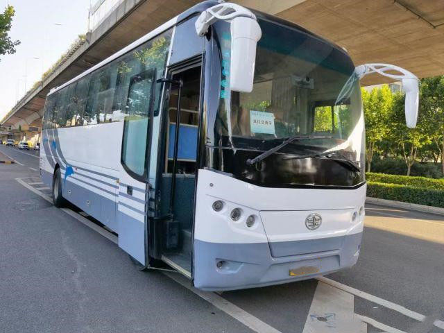 ফাও বাস এবং কোচ AC6107 ব্যবহৃত কোচ বাস 46 সিট CA6 ইঞ্জিন 162kw নিম্ন কিলোমিটার