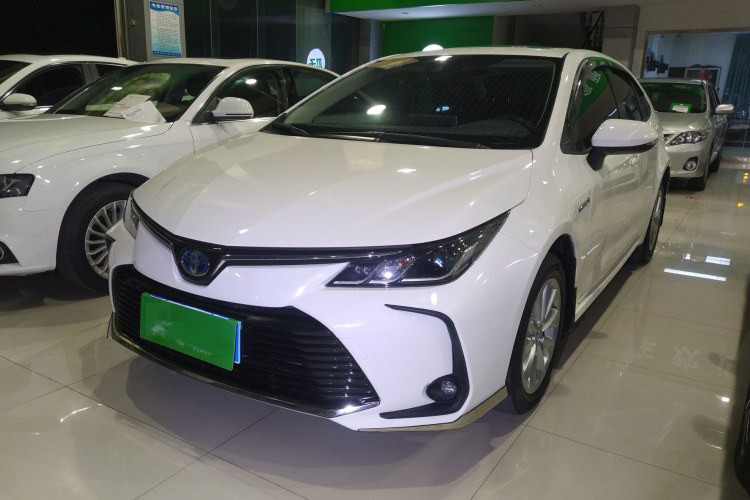 করোলা 20191.2T S-CVT পাইওনিয়ার 5 সিট সাদা রঙের 4 দরজার সেডান কারের সাথে করোলা কার নতুন এনার্জি ভেহিকল