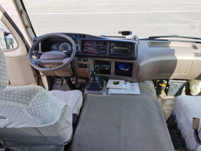 Toyota Coaster Used Bus with full Equipment 20 সীট ব্যবহৃত মিনি বাস 2012 সালে Sliding Window Gasoline Munual Bus