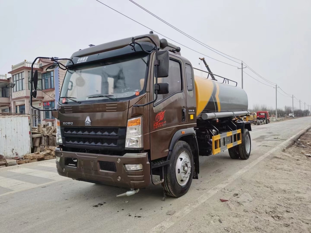 HOWO স্প্রিঙ্কলার ওয়াটার ট্যাঙ্কার 100000L কামিন্স ইঞ্জিন 170hp 7.3*2.3*2.7m